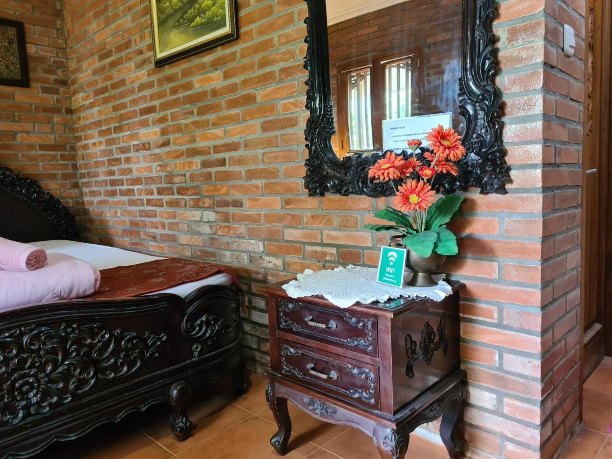 Ndalem Suryo Saptono Guest House Tugu Exterior photo