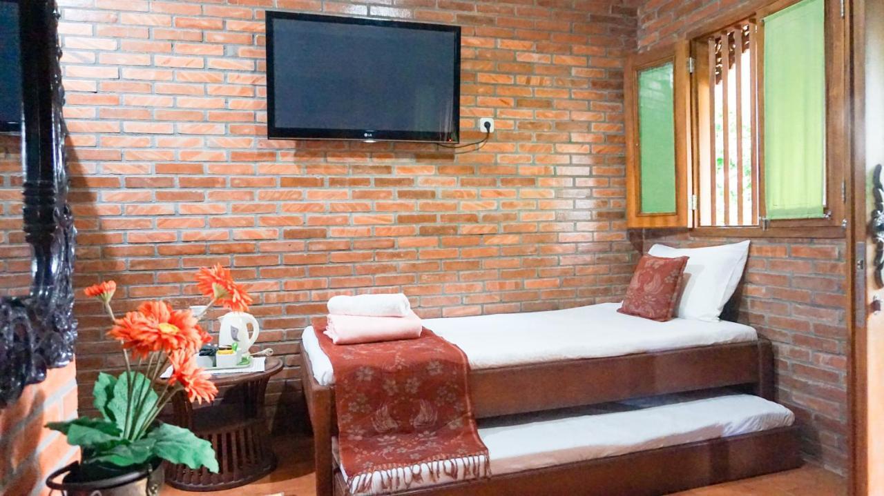Ndalem Suryo Saptono Guest House Tugu Exterior photo