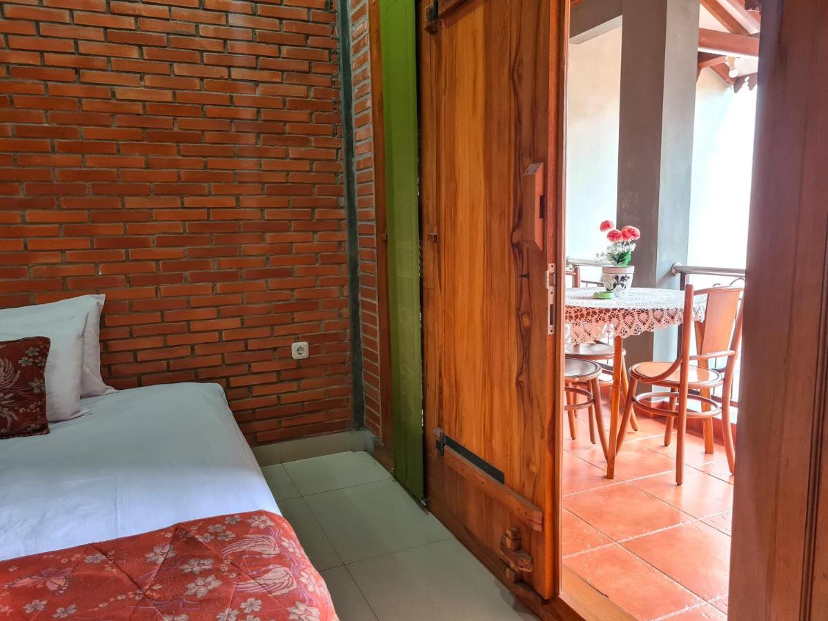 Ndalem Suryo Saptono Guest House Tugu Exterior photo