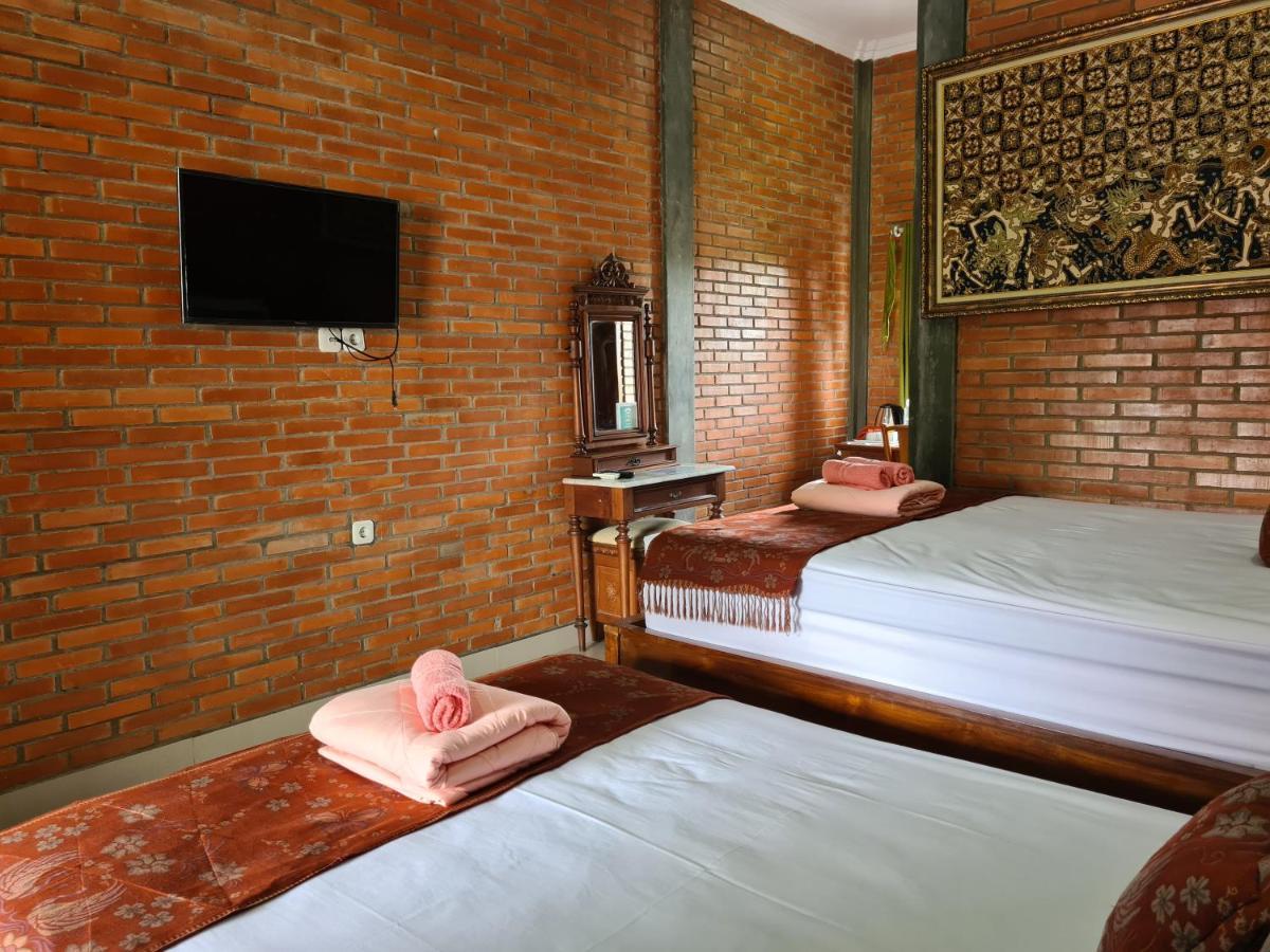 Ndalem Suryo Saptono Guest House Tugu Exterior photo