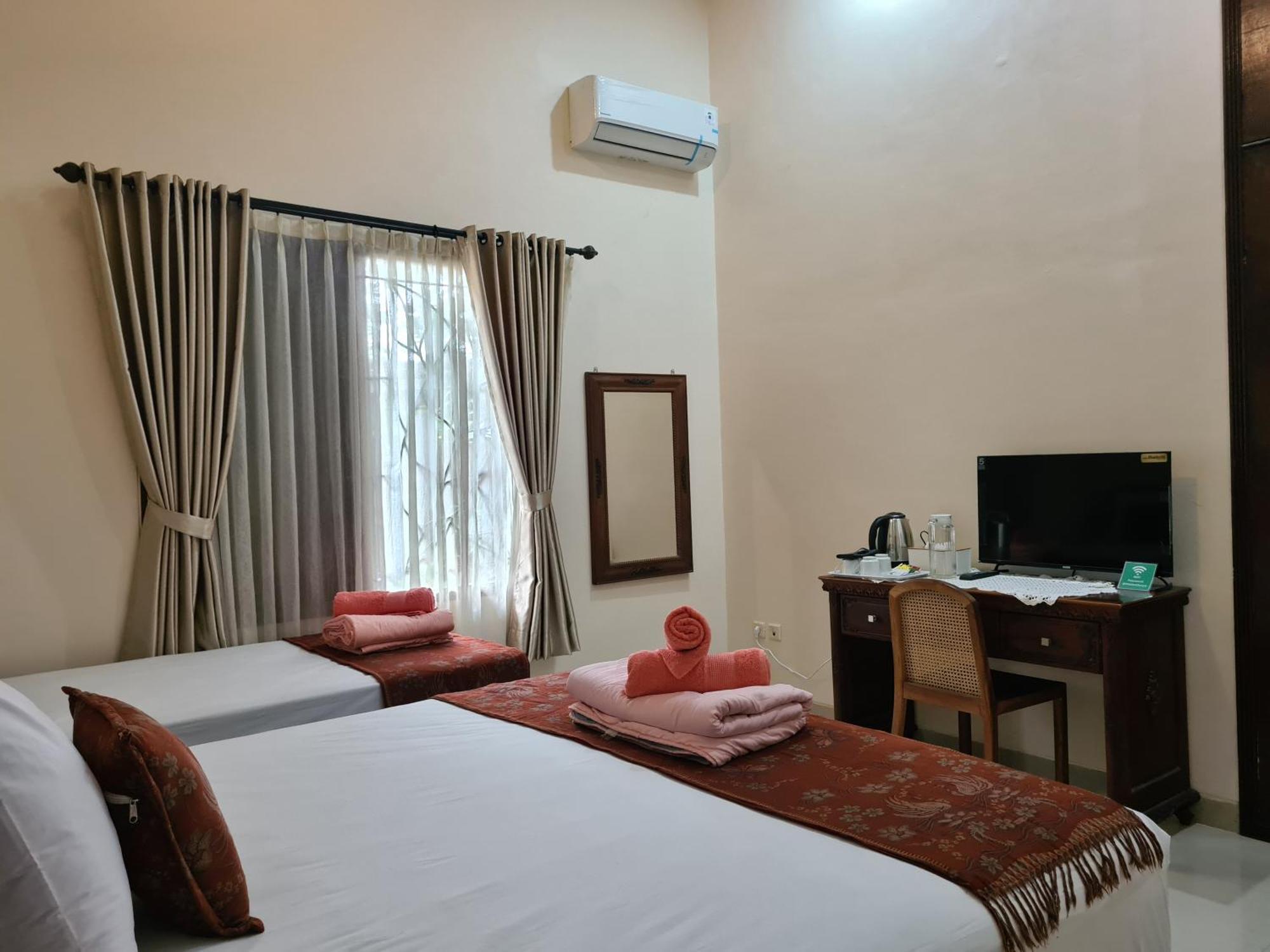 Ndalem Suryo Saptono Guest House Tugu Exterior photo